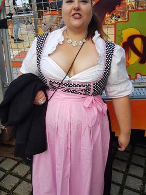 Amateur grosse salope en Dirndl