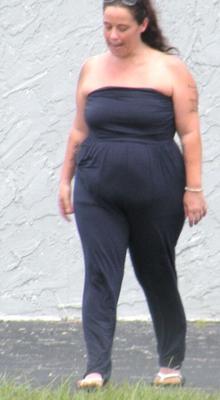 Um macacão e uma barriga enorme - grávida ou gorda... de qualquer maneira... QUENTE BBW