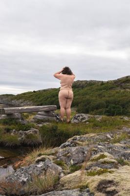 Grosse femme webslut exposée dans la nature