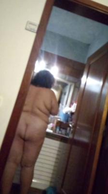 Femme au foyer BBW avec un cul énorme et de gros seins