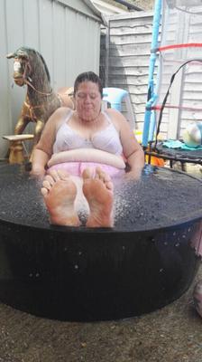 Pies de la esposa en la piscina infantil. Me encanta el verano.