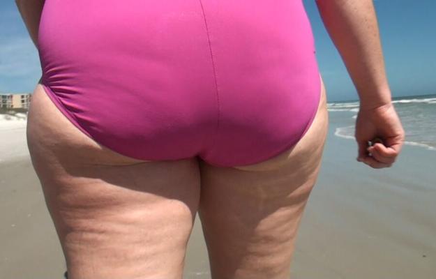 Encore plus de ma grosse femme au cul marchant sur la plage.