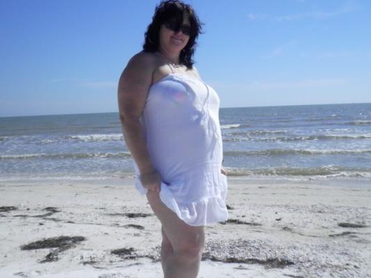 Pralle MILF, Strand, Bikini und Wasser