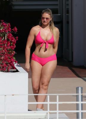 Iskra Lawrence - Voluptuous English Model Sexy in Pink Bikini