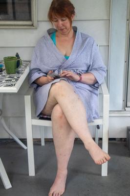 Rothaarige MILF auf der Veranda