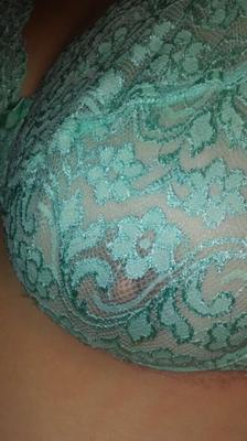 Ma femme dans un soutien-gorge sexy pour vos commentaires et votre utilisation