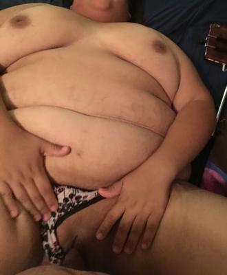 Mulher Bbw com tesão pegando no pau