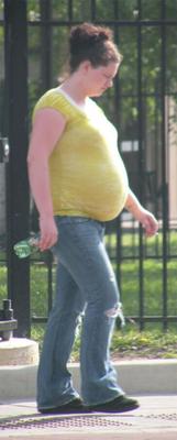 Embarazada y gorda con barriga enorme, puta con camiseta ajustada, ¡preggo!