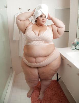 SSBBW dans la salle de bain