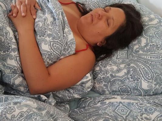 María gordita dormida expuesta en bragas (sincera, voyeur)