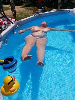 bbw in the pool