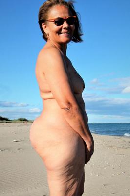 Sexy chubby women  (Mature Wife on Beach BBW)