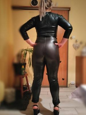 Meine dumme Schlampe im Catsuit und High Heels. 