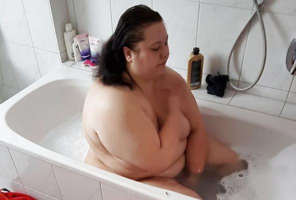 Amateur Fat Pig Melanie Shower Shots