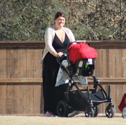 MILF aux gros seins en promenade