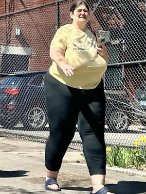 Creeping  - big woman in yellow top