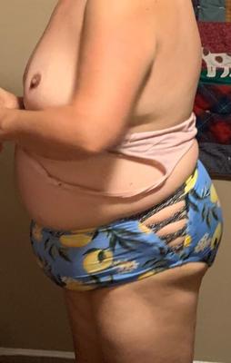 Mulher BBW madura experimentando trajes de banho