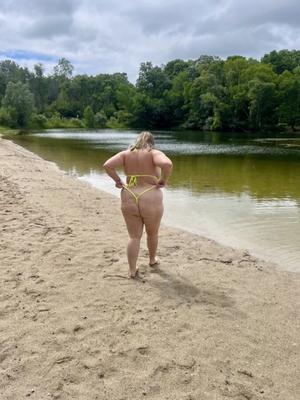 Blonde BBW Bikini Trentenaire