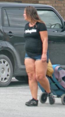 BBW plus âgée super épaisse, grosses jambes, short court serré