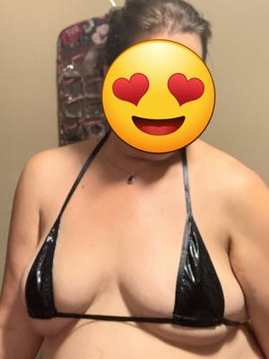 BBW-Frau im schwarzen Bikini