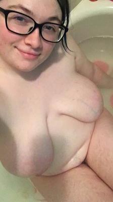 Joufflue Poilue Gros Seins Bain