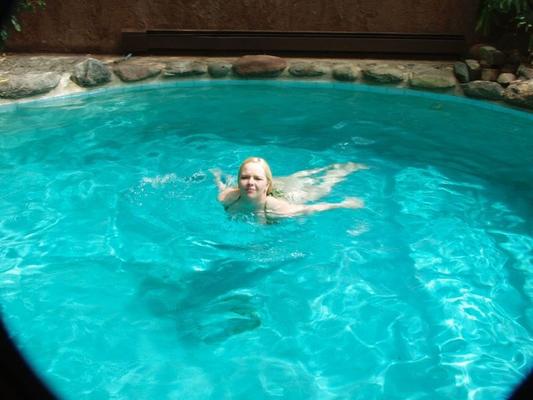 Jéssica se divertindo com a amiga na piscina