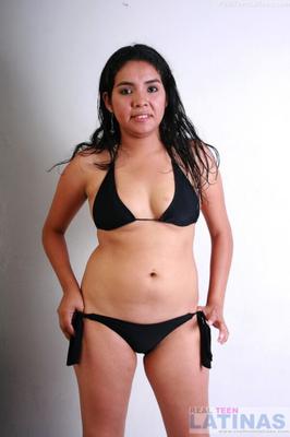 Lorena, latina potelée, dans son casting de bikini noir.