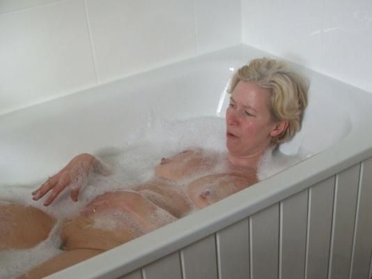 Hoodyman BBW in der Badewanne