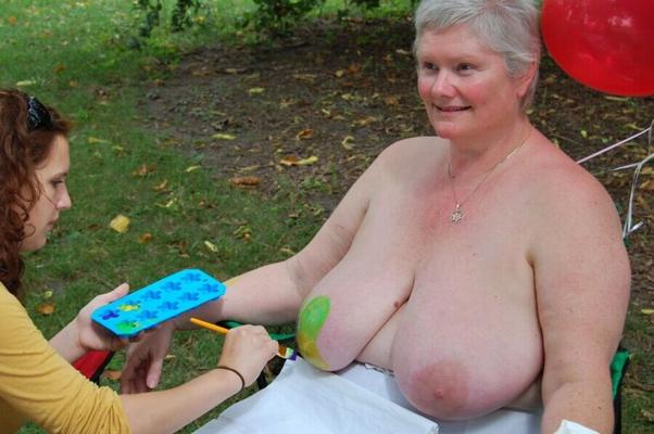 Granny aux gros seins lors d'un événement Go Topless Day