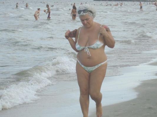 Oma im Mini-Bikini am Strand