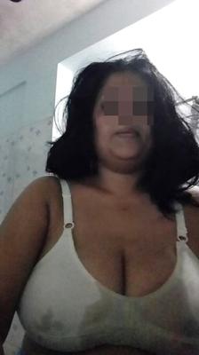 Die bengalische MILF Meena mit ihren großen Brüsten ...