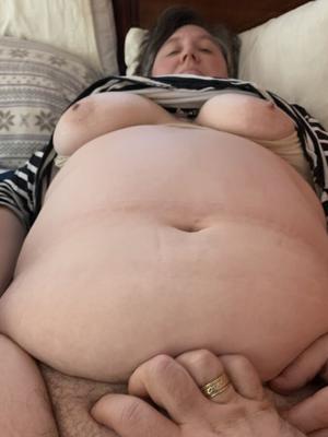 Sexy BBW Jennifer - Sperme au lit avec moi