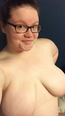 Callie BBW avec des lunettes et des tétons percés