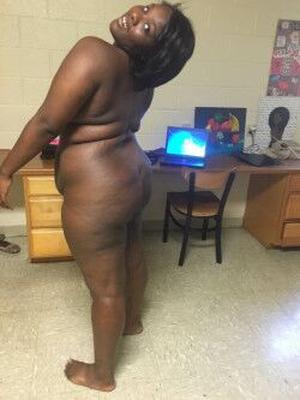 Negra BBW Desnuda y Descalza