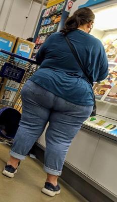 GRANDE, LARGA, SUCULENTA, GROSSA, CARNE MADURA, BUNDA LATINA EM JEANS