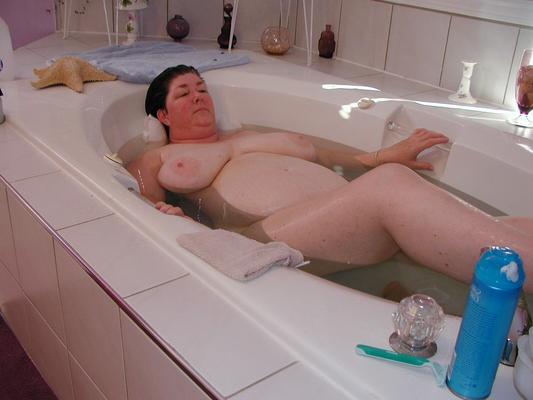 L'heure du bain avec la salope BBW Patricia !