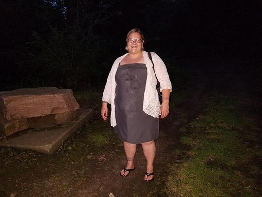 La mocosa BBW PoppyJay desnudándose en el parque por la noche