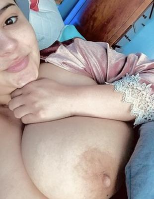 Puta gordita con enormes tetas