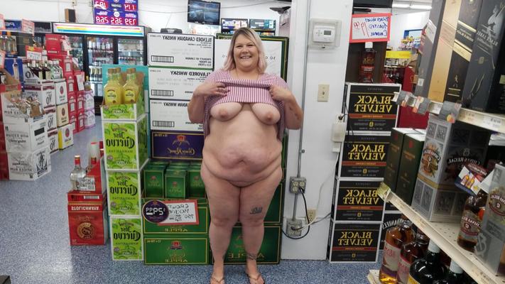 BBW Braat Poppyjay parpadeando en público