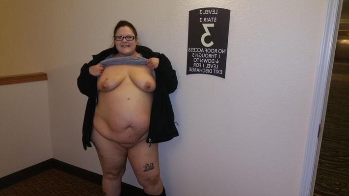 BBW Braat Poppyjay posando en un hotel