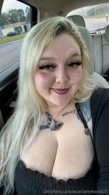 Kayla enorme culo tetas grandes rubias bbw niña tatuada