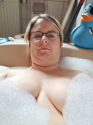 Michaela en Der Wanne und Dusche